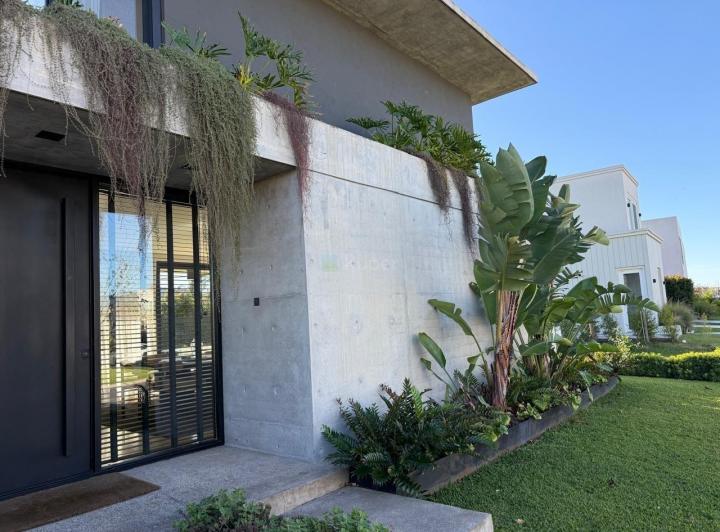 Casa · 190m² · 5 Ambientes · 4 Cocheras
