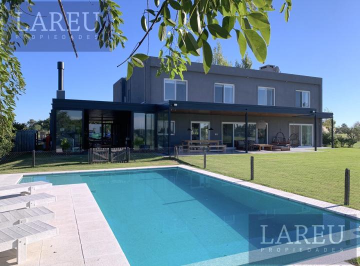 Casa · 550m² · 9 Ambientes · 6 Cocheras