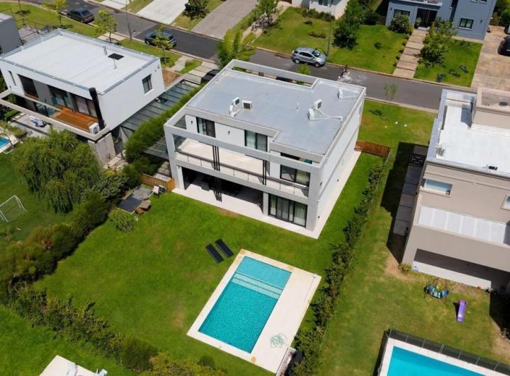 Casa · 229m² · 5 Ambientes · 2 Cocheras