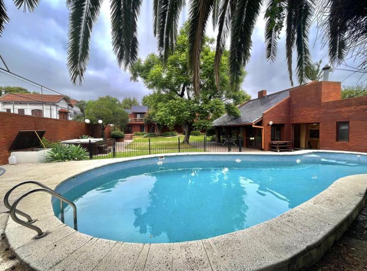 Casa · 540m² · 6 Ambientes · 6 Cocheras