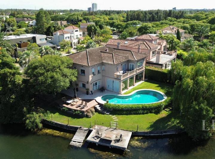 Casa · 570m² · 7 Ambientes · 1 Cochera