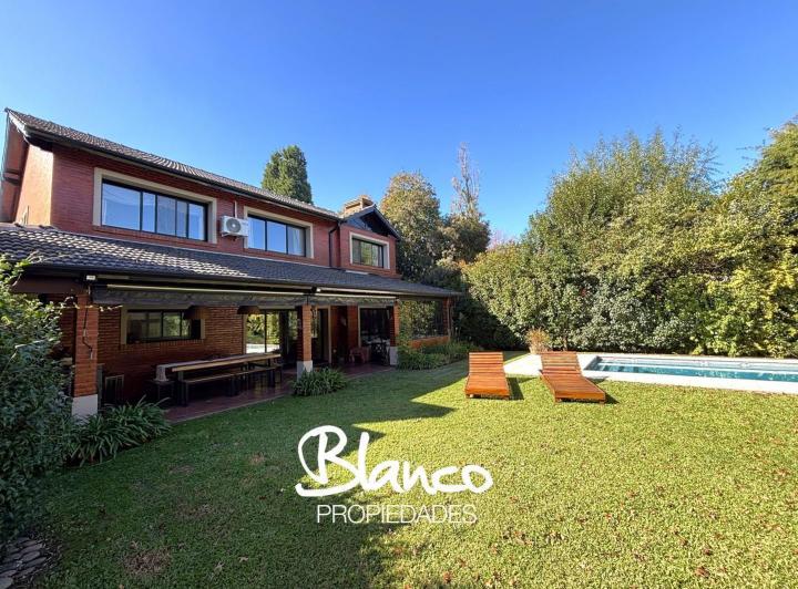 Casa · 256m² · 5 Ambientes · 2 Cocheras