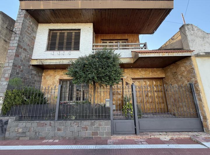 Casa · 204m² · 4 Ambientes · 2 Cocheras