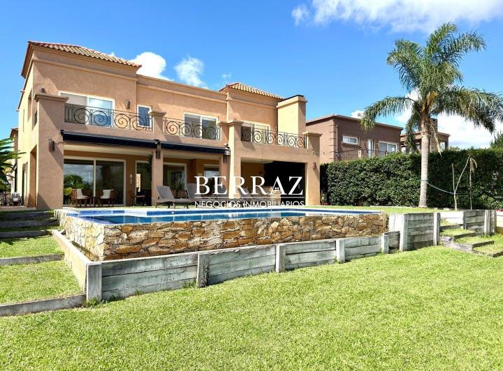 Casa · 319m² · 7 Ambientes · 2 Cocheras