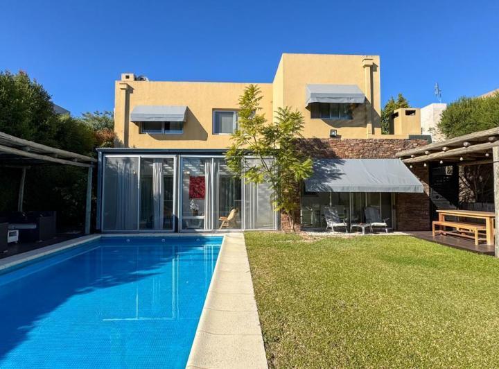 Casa · 162m² · 4 Ambientes · 2 Cocheras