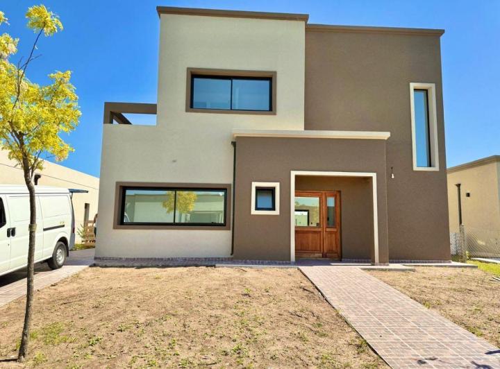 Casa · 221m² · 6 Ambientes · 2 Cocheras
