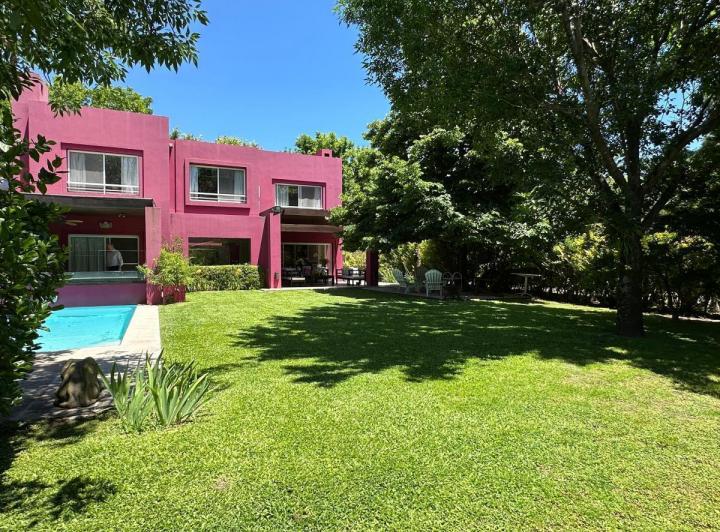 Casa · 230m² · 6 Ambientes · 4 Cocheras