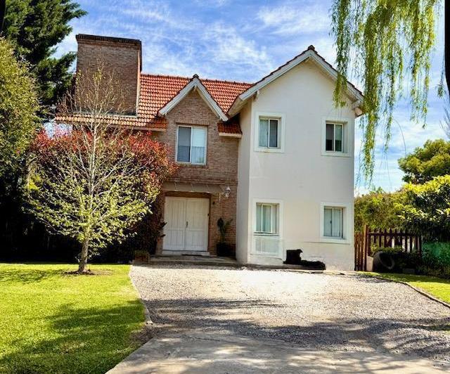 Casa · 200m² · 5 Ambientes
