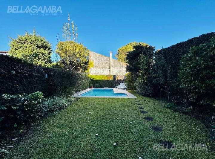 Casa · 305m² · 8 Ambientes · 1 Cochera