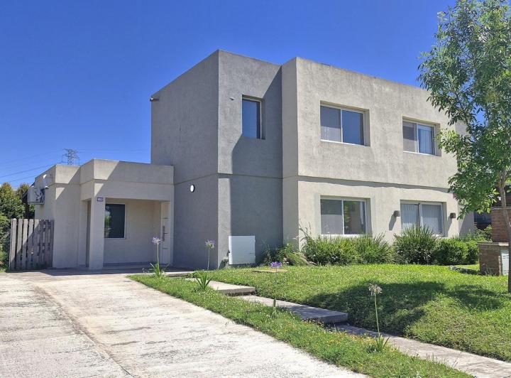 Casa · 100m² · 4 Ambientes · 2 Cocheras