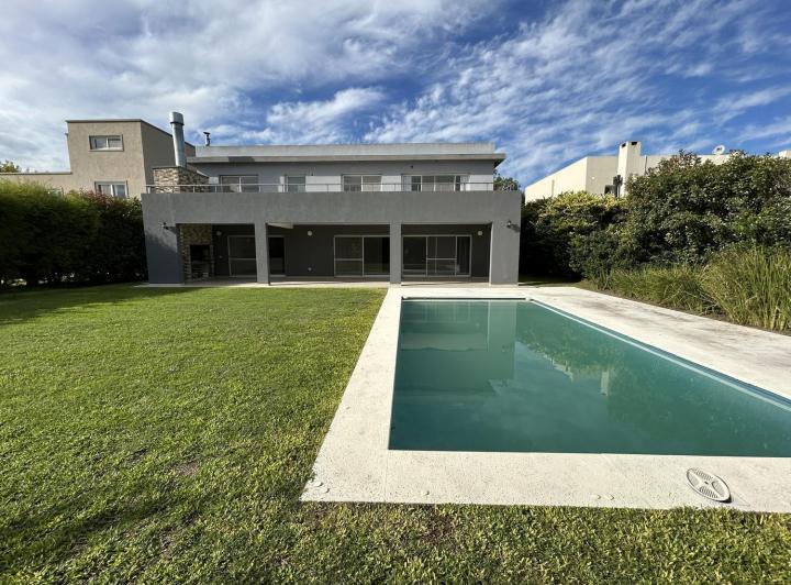 Casa · 246m² · 7 Ambientes · 2 Cocheras