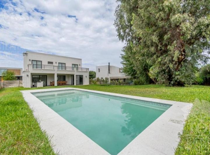 Casa · 180m² · 5 Ambientes