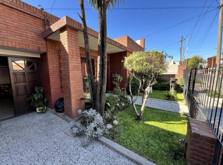 Casa · 103m² · 4 Ambientes · 2 Cocheras