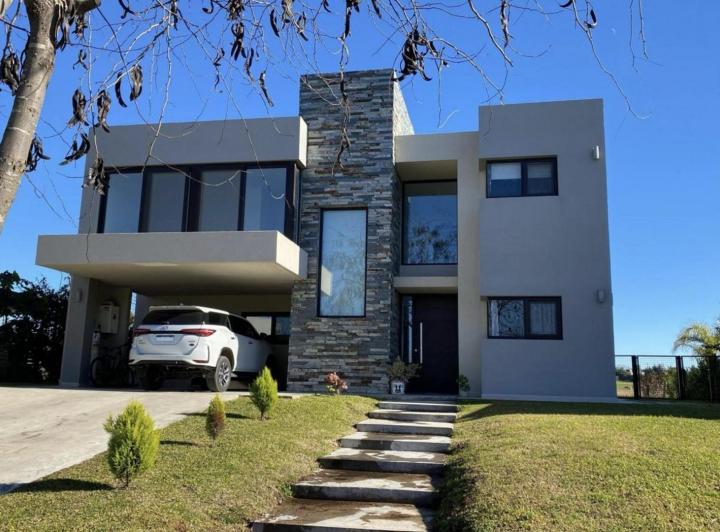 Casa · 205m² · 6 Ambientes · 2 Cocheras