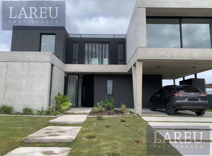 Casa · 276m² · 6 Ambientes · 4 Cocheras
