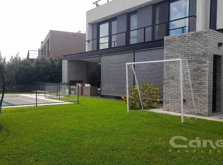 Casa · 270m² · 7 Ambientes · 2 Cocheras
