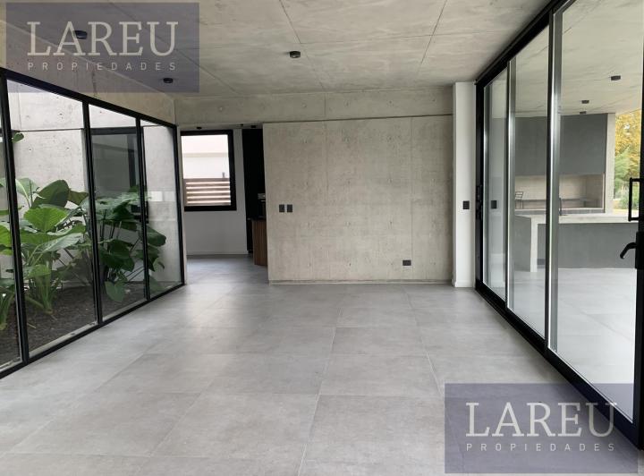 Casa · 245m² · 6 Ambientes · 4 Cocheras