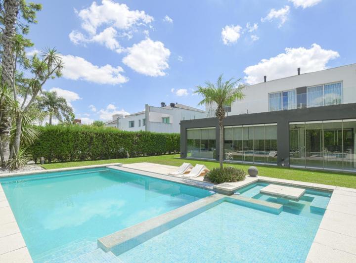 Casa · 337m² · 6 Ambientes · 4 Cocheras