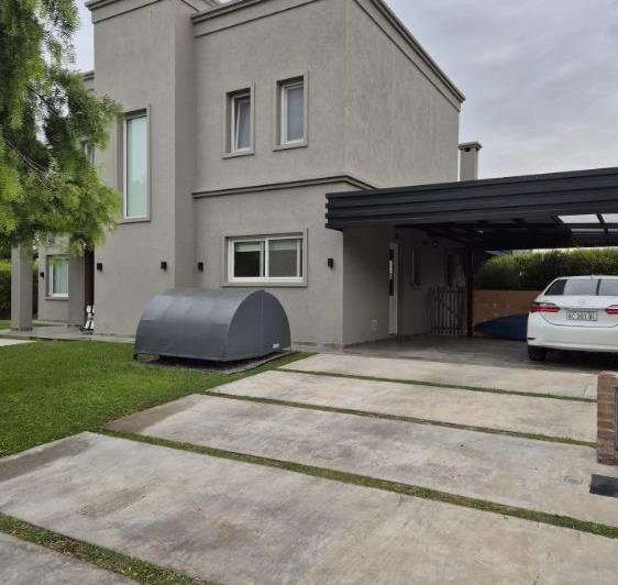 Casa · 270m² · 5 Ambientes · 2 Cocheras