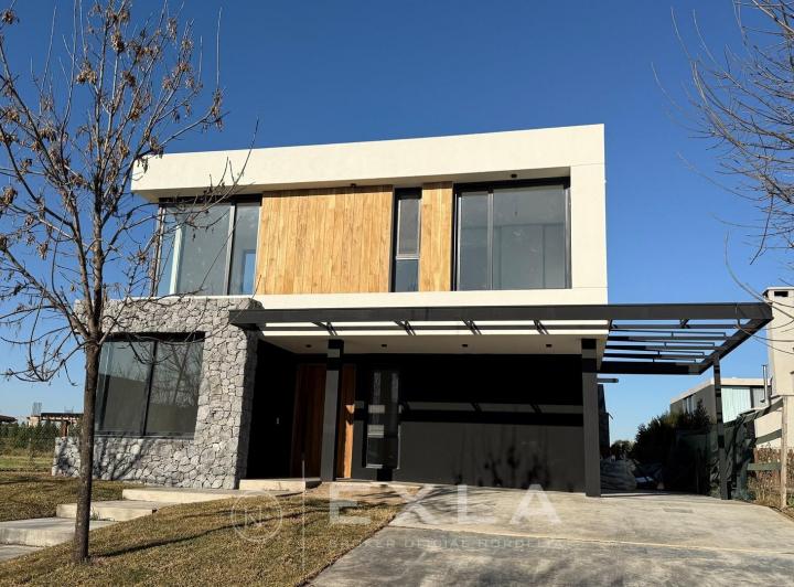 Casa · 300m² · 5 Ambientes · 1 Cochera