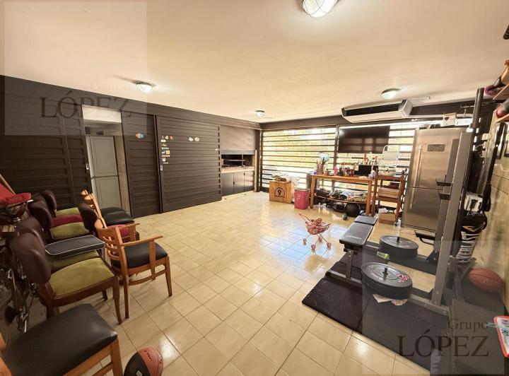 Casa · 250m² · 5 Ambientes · 3 Cocheras