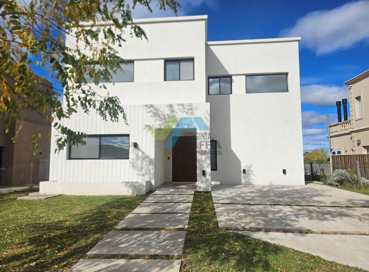 Casa · 160m² · 6 Ambientes · 3 Cocheras