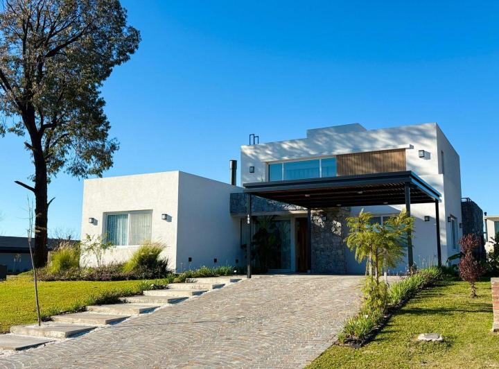 Casa · 320m² · 4 Ambientes
