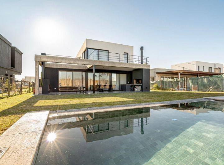 Casa · 211m² · 5 Ambientes · 2 Cocheras