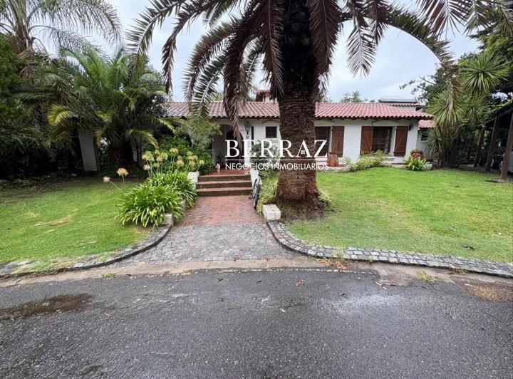 Casa · 240m² · 6 Ambientes · 2 Cocheras