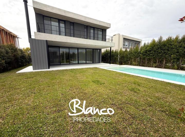 Casa · 270m² · 5 Ambientes · 2 Cocheras