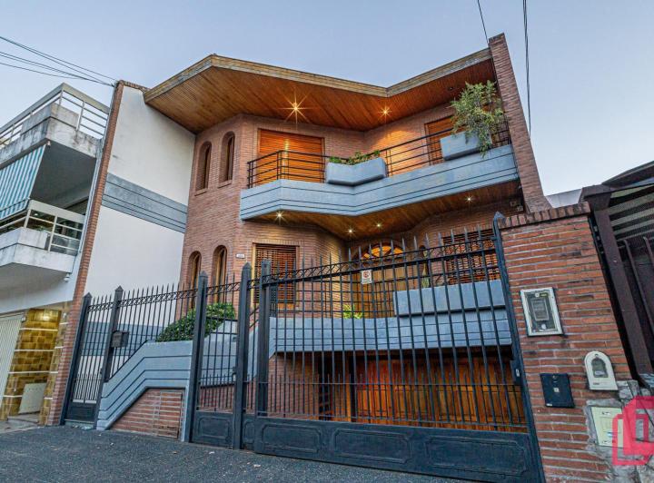 Casa · 410m² · 6 Ambientes · 7 Cocheras