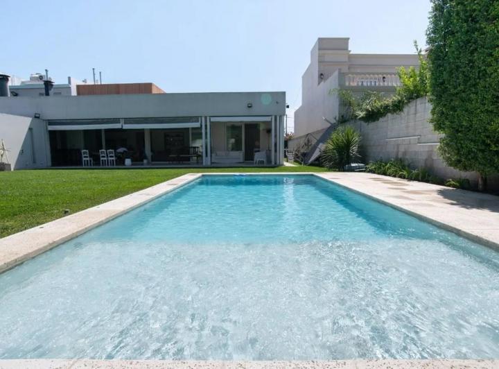 Casa · 253m² · 6 Ambientes · 2 Cocheras