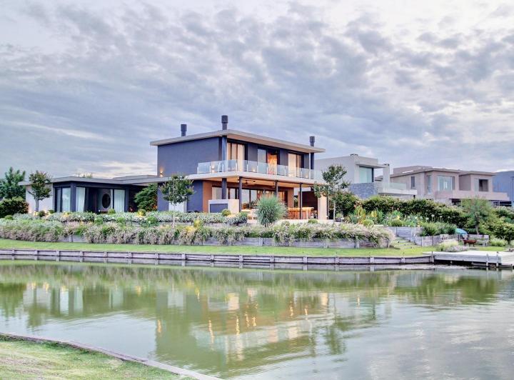 Casa · 305m² · 8 Ambientes · 4 Cocheras