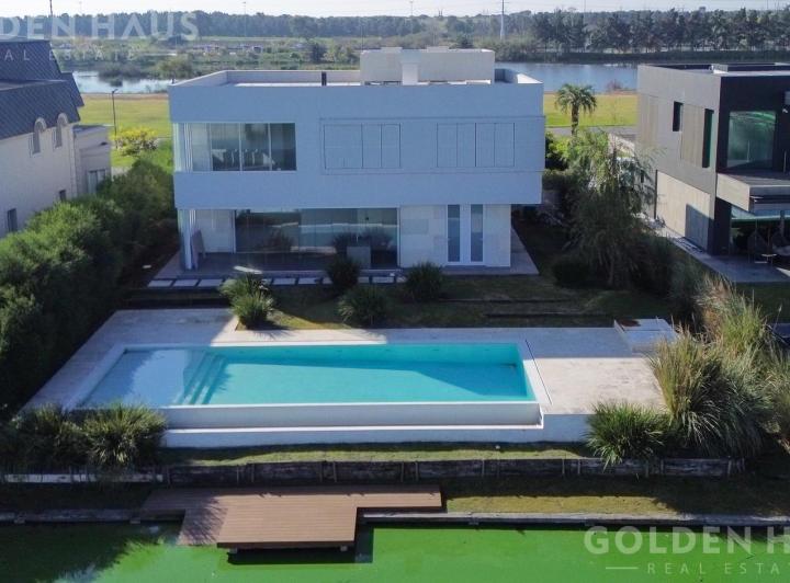 Casa · 400m² · 5 Ambientes · 6 Cocheras