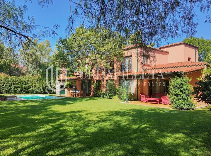 Casa · 331m² · 6 Ambientes · 2 Cocheras