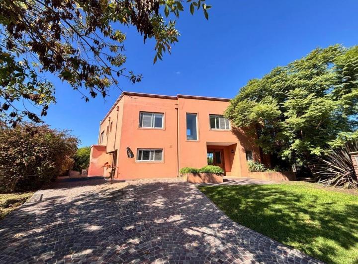 Casa · 219m² · 5 Ambientes · 1 Cochera