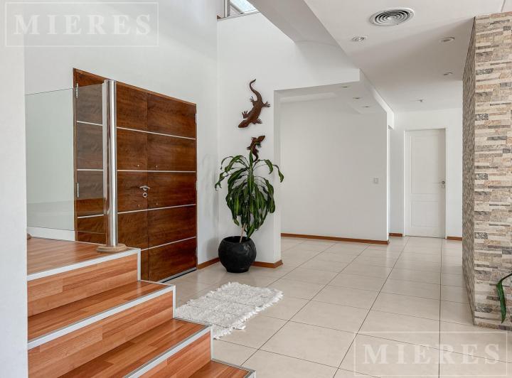 Casa · 350m² · 5 Ambientes · 1 Cochera