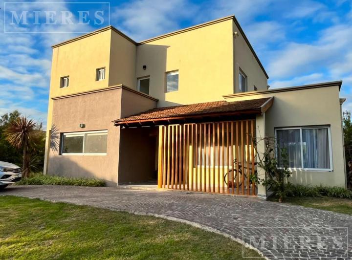 Casa · 245m² · 6 Ambientes · 2 Cocheras