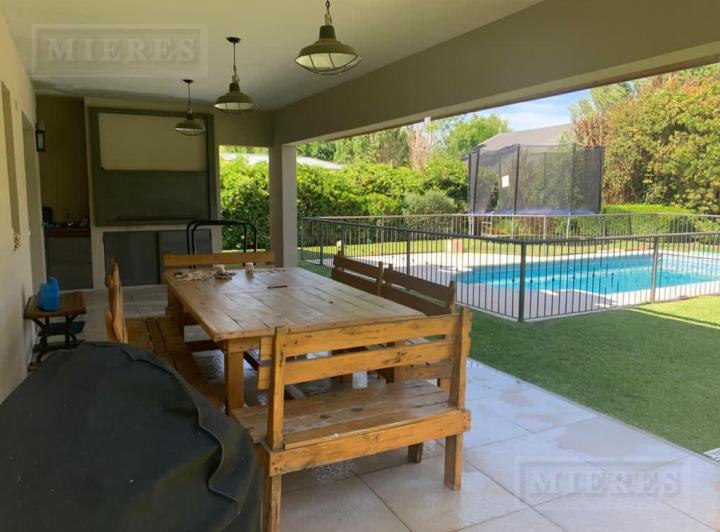 Casa · 250m² · 5 Ambientes · 2 Cocheras