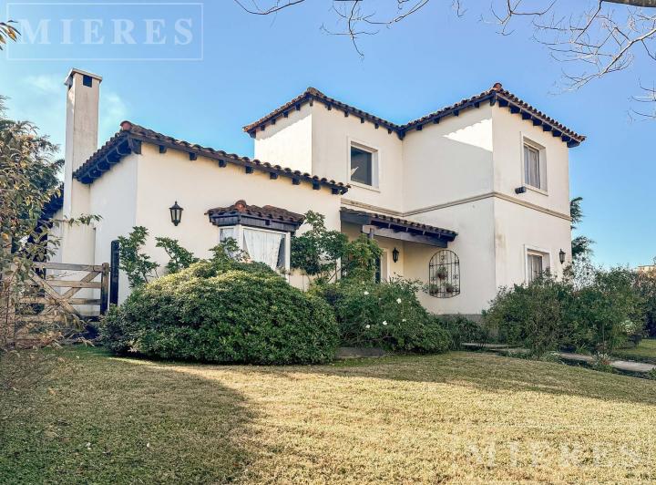 Casa · 120m² · 4 Ambientes · 2 Cocheras