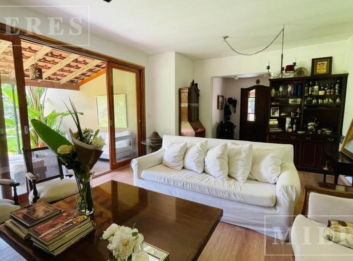 Casa · 230m² · 4 Ambientes · 2 Cocheras