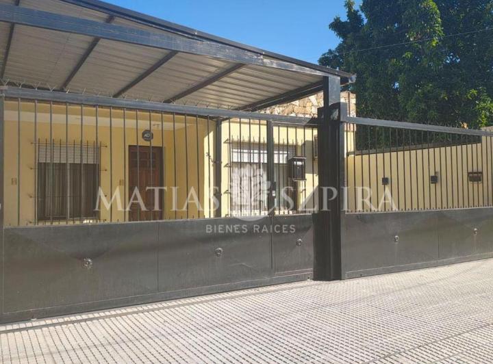 Casa · 243m² · 6 Ambientes · 2 Cocheras