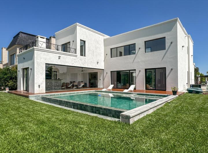 Casa · 305m² · 7 Ambientes · 4 Cocheras