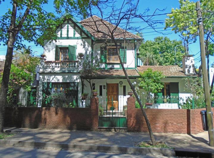 Casa · 240m² · 6 Ambientes · 2 Cocheras