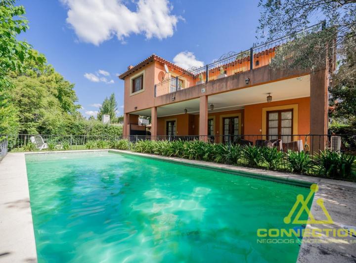 Casa · 306m² · 6 Ambientes · 2 Cocheras