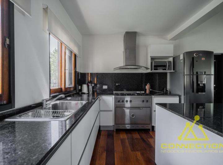 Casa · 350m² · 6 Ambientes · 1 Cochera