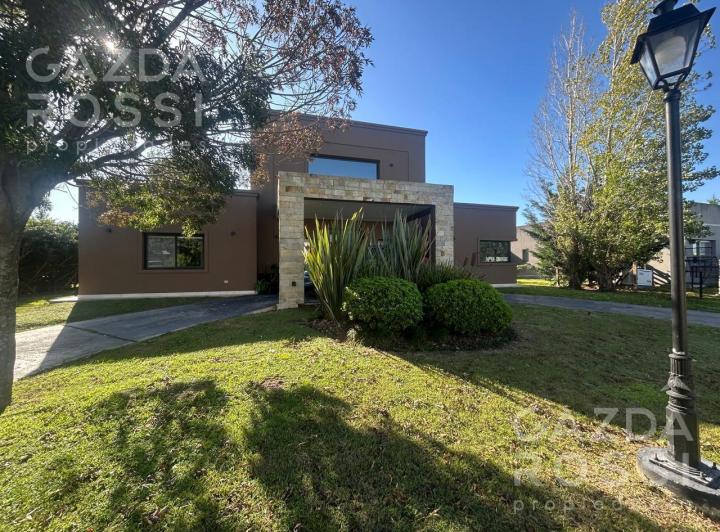 Casa · 240m² · 5 Ambientes · 3 Cocheras