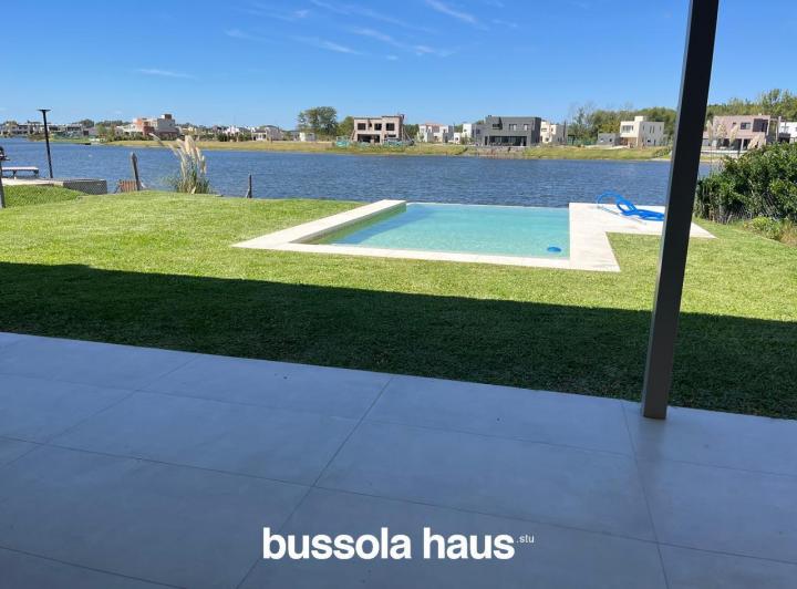 Casa · 215m² · 3 Dormitorios · 2 Cocheras