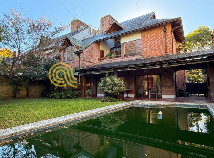 Casa · 370m² · 6 Ambientes · 2 Cocheras