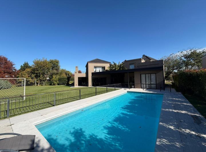 Casa · 384m² · 5 Ambientes · 2 Cocheras